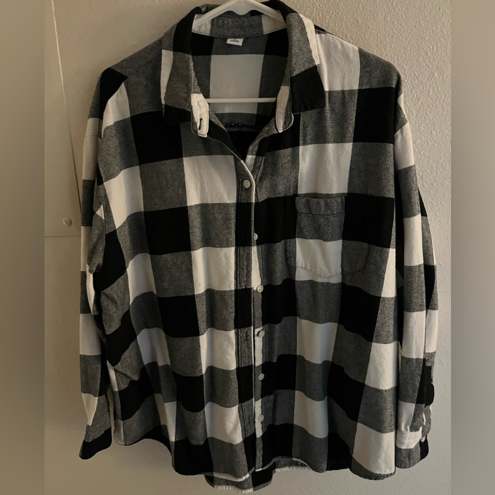 White/black flannel. Great condition, no holes.